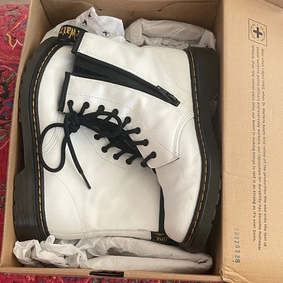 Dr. Martens White and Black Men's Boots Box included - Picture 1 of 8